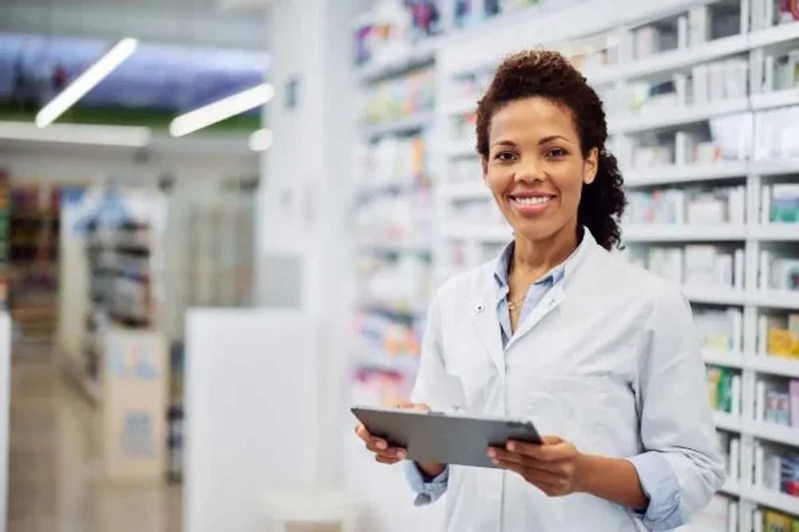 Hospital vs. Retail: Which Pharmacy Technician Path Is Right for You?