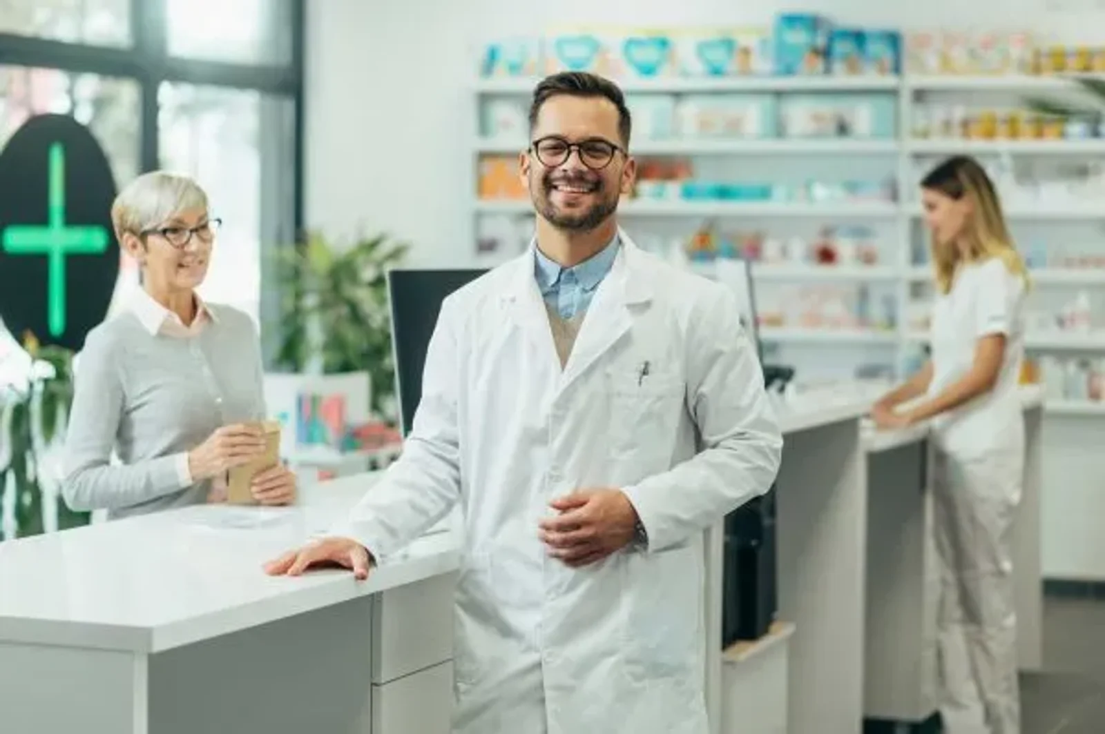 5 Compelling Reasons to Become a Pharmacy Assistant